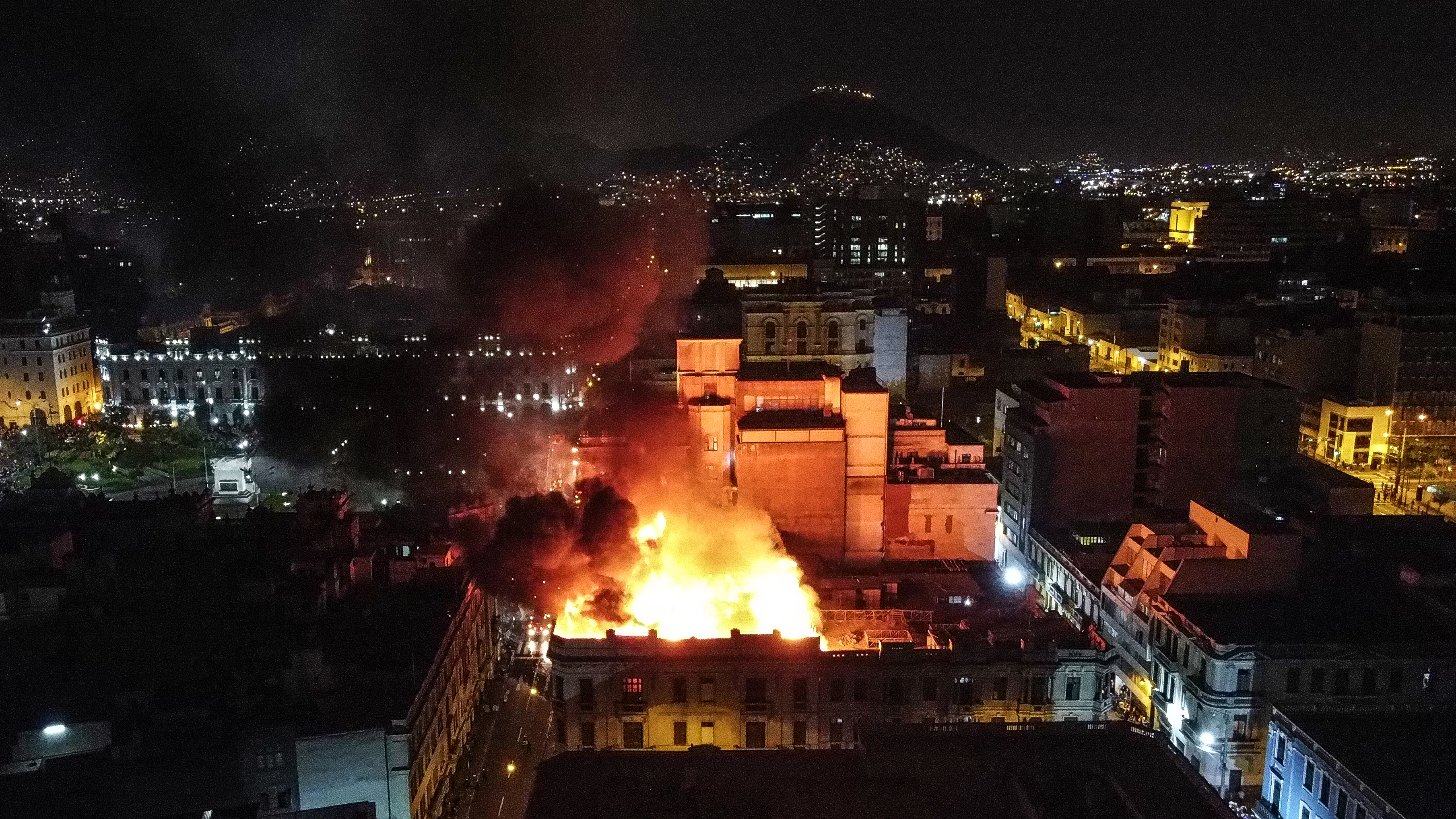 AME7303. LIMA (PERÚ), 19/01/2023.- Fotografía del incendio de un edificio hoy, en el centro de Lima (Perú). Un incendio de grandes dimensiones arrasó este jueves una casona del centro histórico de Lima, apenas a unos metros de la icónica Plaza San Martín, epicentro de la gran manifestación antigubernamental en la capital peruana. EFE/ Renato Pajuelo