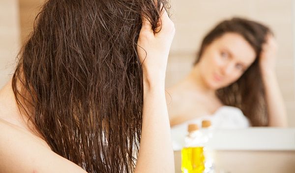 Cómo quitar la grasa del cabello fácilmente en casa