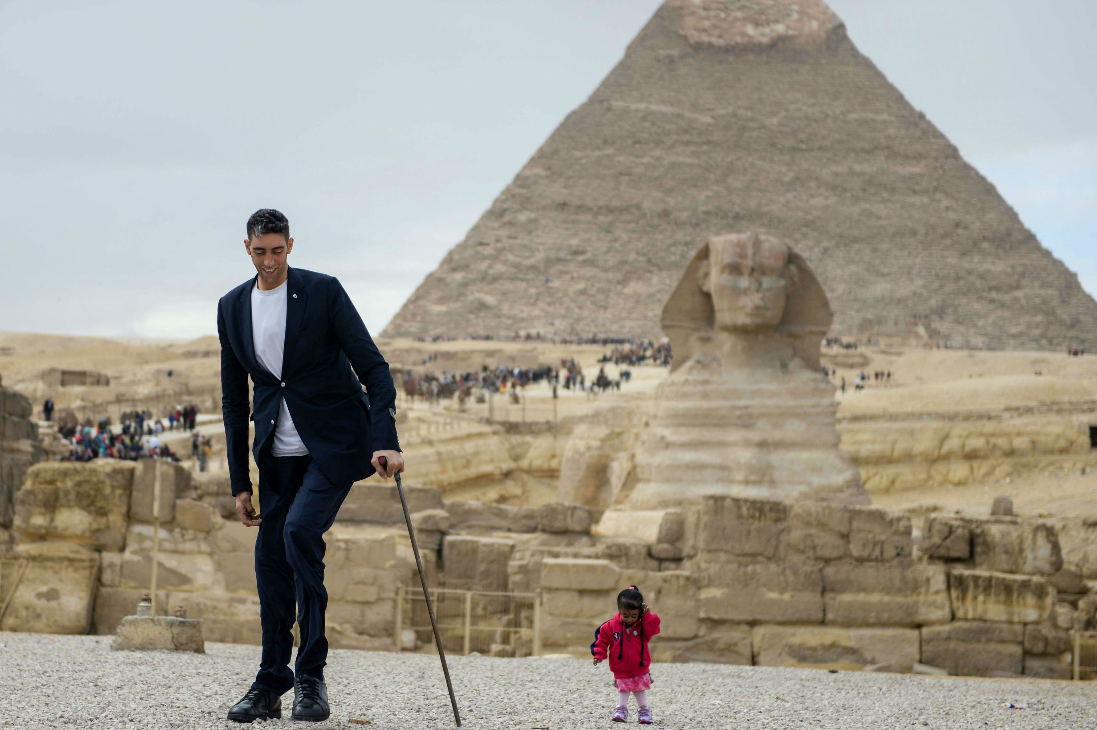 Fotos: Así fue el encuentro entre el hombre más alto y la mujer más baja del mundo