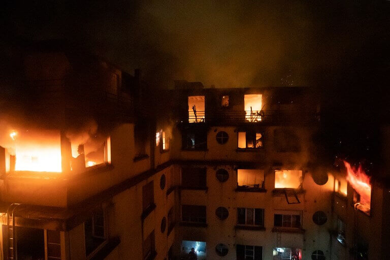 Mujer sospechosa de provocar incendio en París acababa de salir de un psiquiátrico