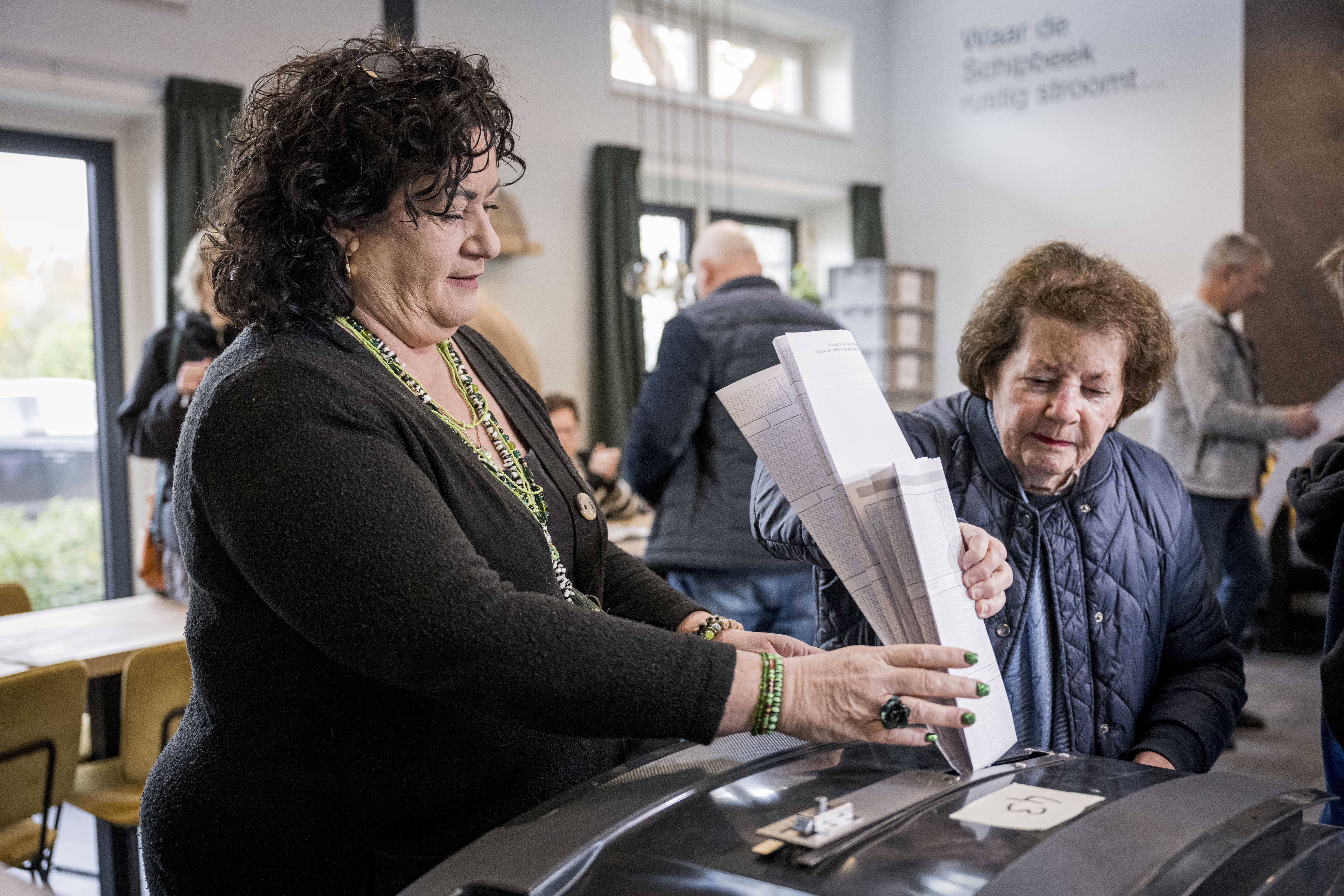 Bathmen (Netherlands), 22/11/2023.- Farmer-Citizen Movement (BBB) party leader Caroline van der Plas (L) casts her vote in the House of Representatives elections at a polling station in Bathmen, The Netherlands, 22 November 2023. Dutch voters are heading to the polls on 22 November to elect the members of the House of Representatives and a new prime minister, after Netherlands' longest-serving prime minister, Mark Rutte's cabinet collapsed in July. (Elecciones, Países Bajos; Holanda) EFE/EPA/EMIEL MUIJDERMAN