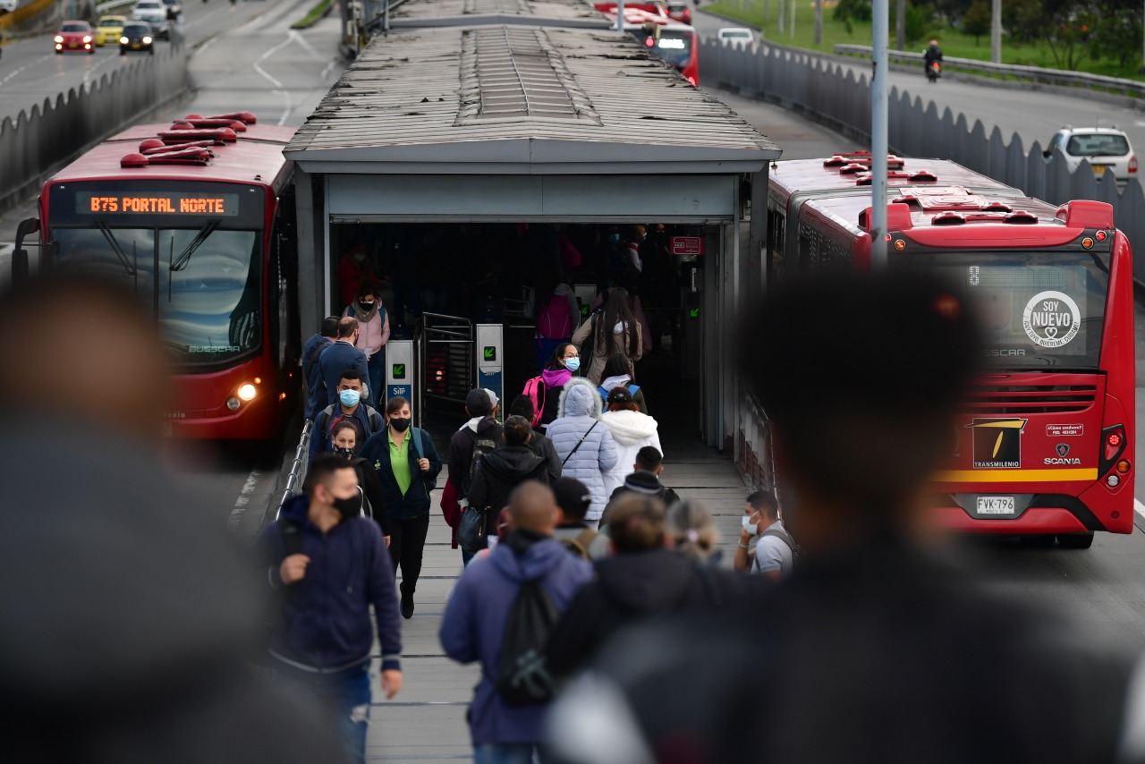 Escuchar música sin audífonos en Transmilenio le podría salir muy caro: ojo a la multa