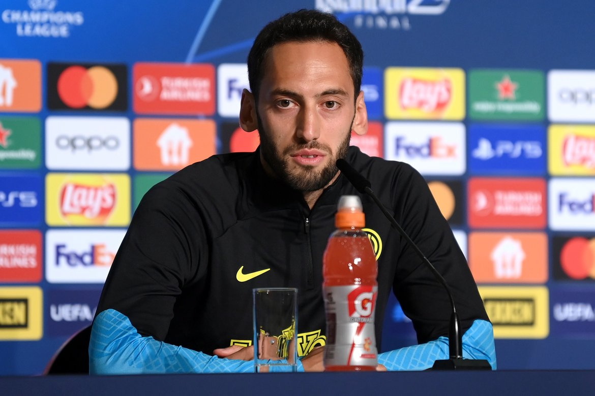 Istanbul (Turkey), 09/06/2023.- A handout photo made available by the UEFA shows Hakan Calhanoglu of Inter during a press conference of the team on the eve of the UEFA Champions League Final, in Istanbul, Turkey, 09 June 2023. Inter Milan face Manchester City in the UEFA Champions League Final in Istanbul on 10 June 2023. (Liga de Campeones, Turquía, Estanbul) EFE/EPA/MICHAEL REGAN/UEFA / HANDOUT MANDATORY CREDIT: UEFA = No editing, alterations, deletions or modifications = Photographs must only be used for bona fide only for editorial reporting purposes of the relevant event depicted = HANDOUT EDITORIAL USE ONLY/NO SALES