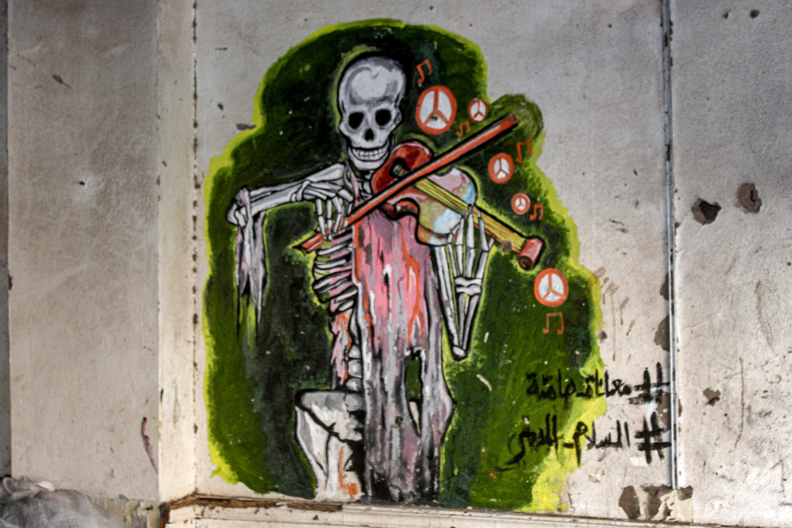 Un artista callejero plasma en los muros la crónica de la guerra en Yemen
