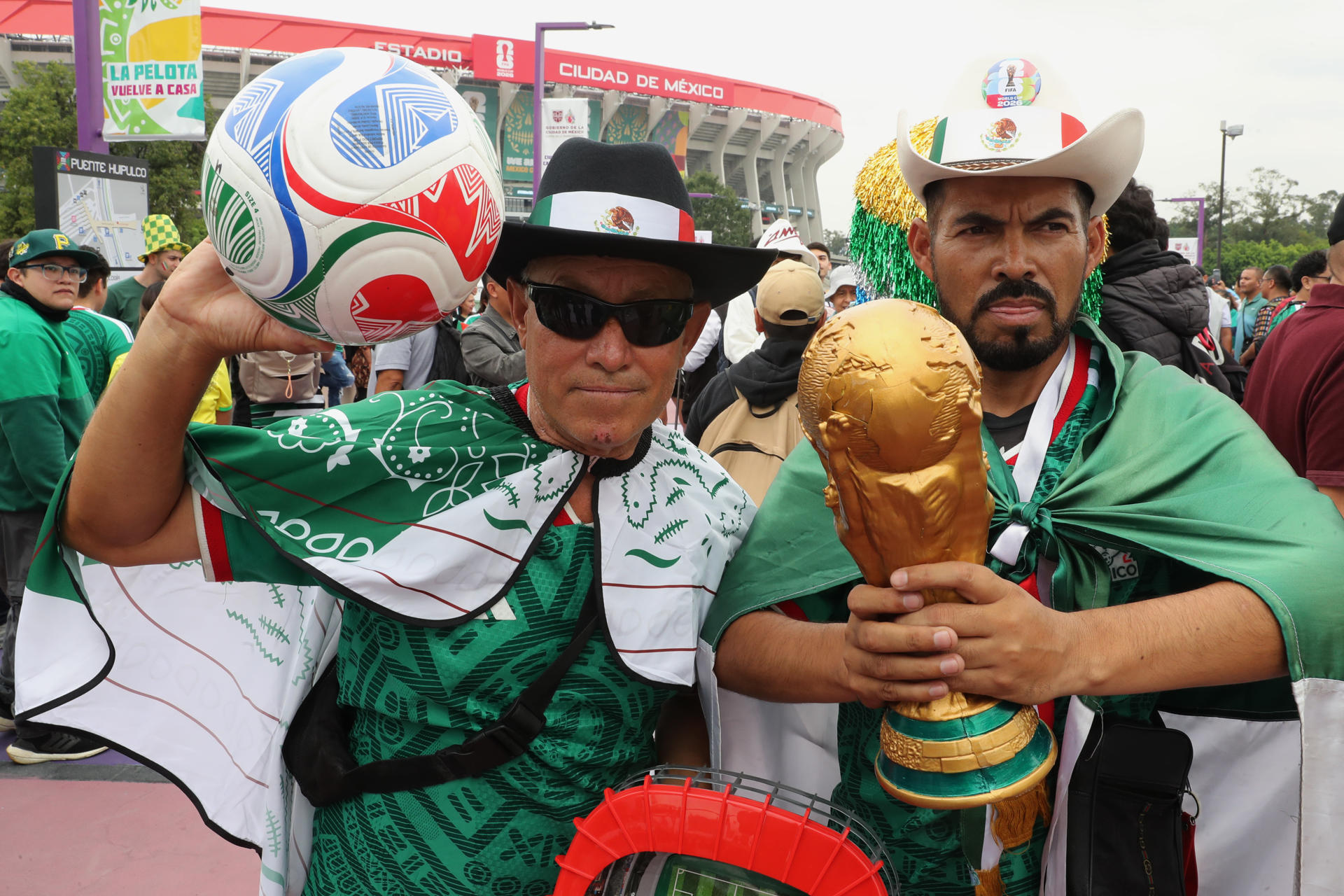 FOTODELDÍA MEX5454. CIUDAD DE MÉXICO (MÉXICO), 10/06/2026.- Aficionados posan este miércoles a las afueras del estadio Ciudad de México a un día de la inauguración del Mundial de la FIFA 2026 entre las selecciones de México y Sudáfrica. EFE/Mario Guzmán