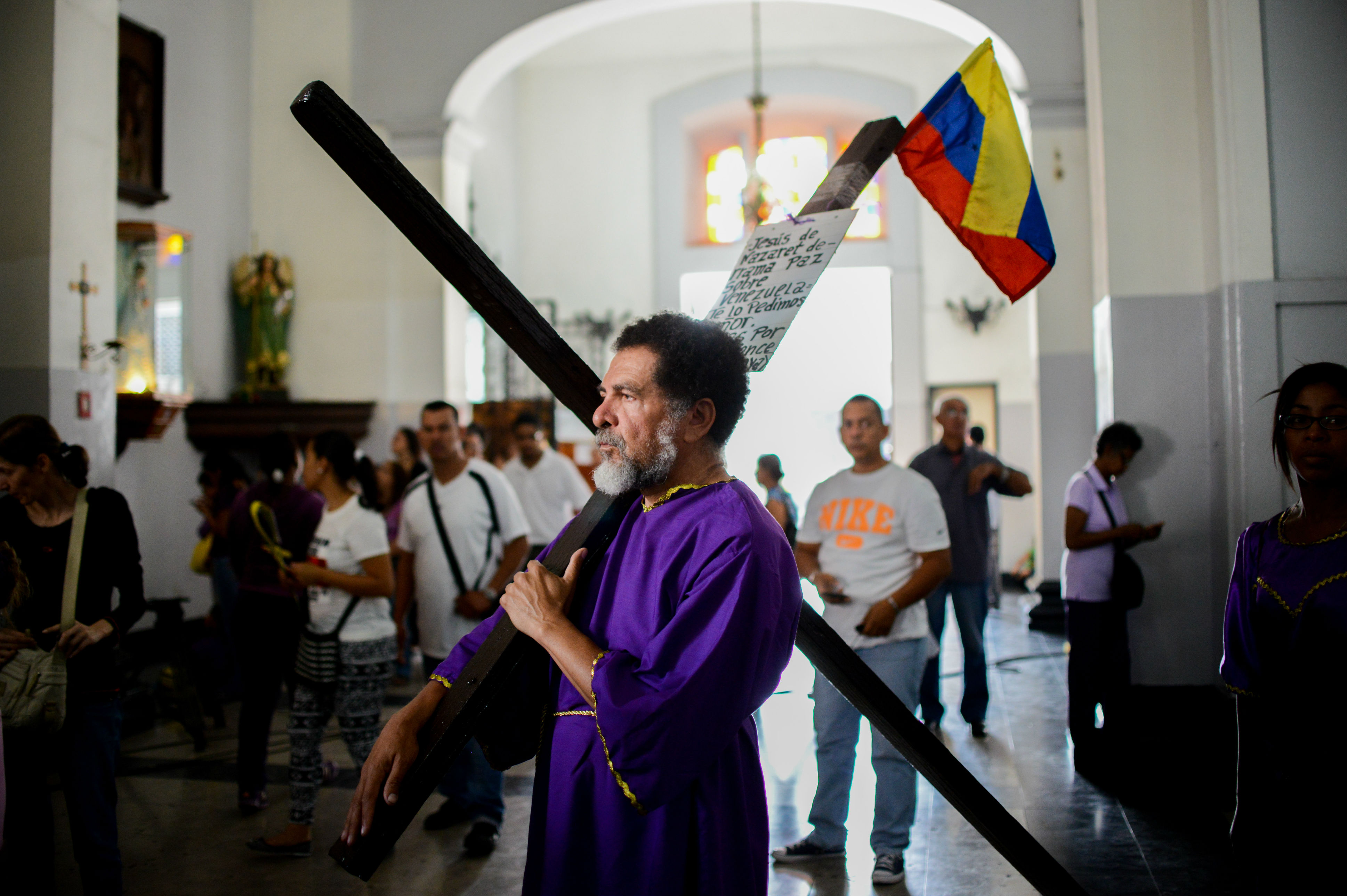 Misa de Semana Santa en Venezuela acaba en riña entre chavistas y opositores