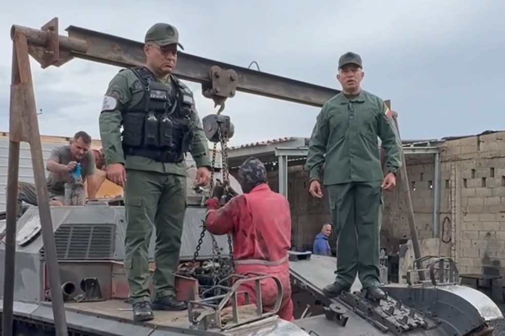 La cúpula militar chavista desempolva tanques oxidados a contrarreloj