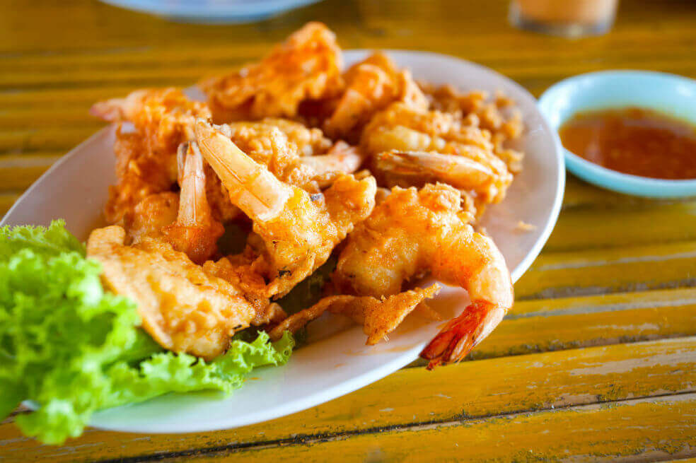 Langostinos apanados con salsa de guacamole con mango