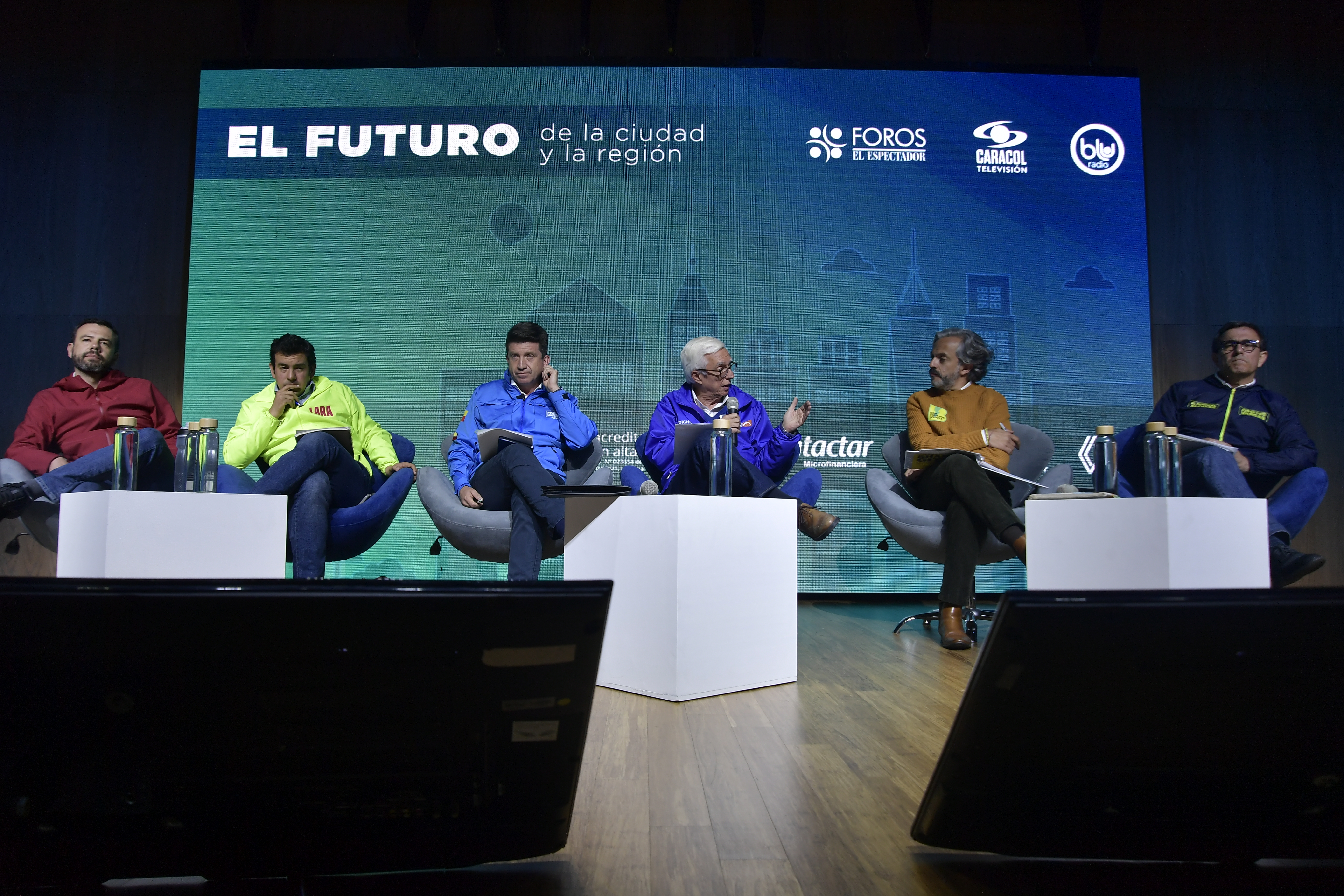 Foro organizado por El Espectador , Blu Radio, Caracol Televisión, en alianza con la Universidad Ean, Renault Sofasa, Uber, Contactar, Vanti y Olimpia IT; Elber Gutiérrez de El Espectador, modera el debate de los candidatos a la Alcaldía de Bogotá: Carlos Fernando Galán; Rodrigo Lara; Diego Molano; Jorge Enrique Robledo; Juan Daniel Oviedo y Jorge Luis Vargas (izq-der).