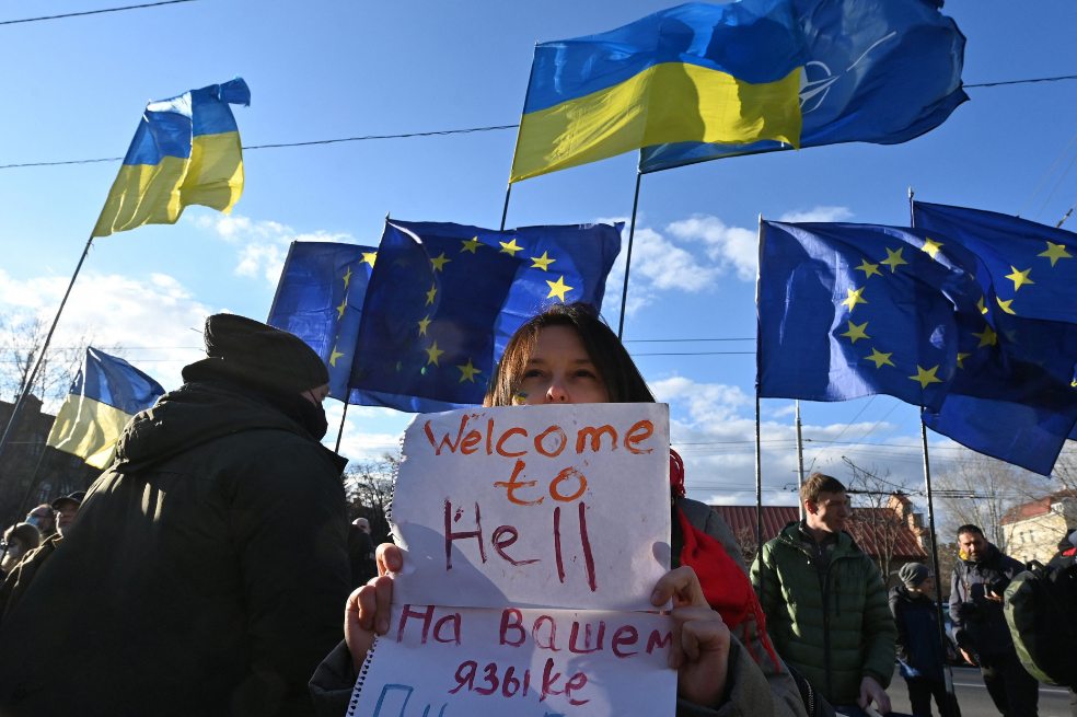 Algunos manifestantes sostuvieron pancartas y gritaron consignas durante la manifestación llamada "El imperio debe morir", frente a la embajada rusa en Kiev, realizada el 22 de febrero de 2022.
