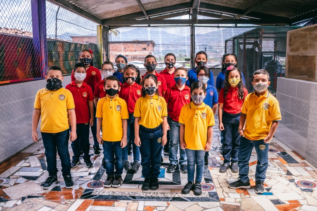 Niños colombianos visitaron la NASA durante el lanzamiento de la Misión Lucy