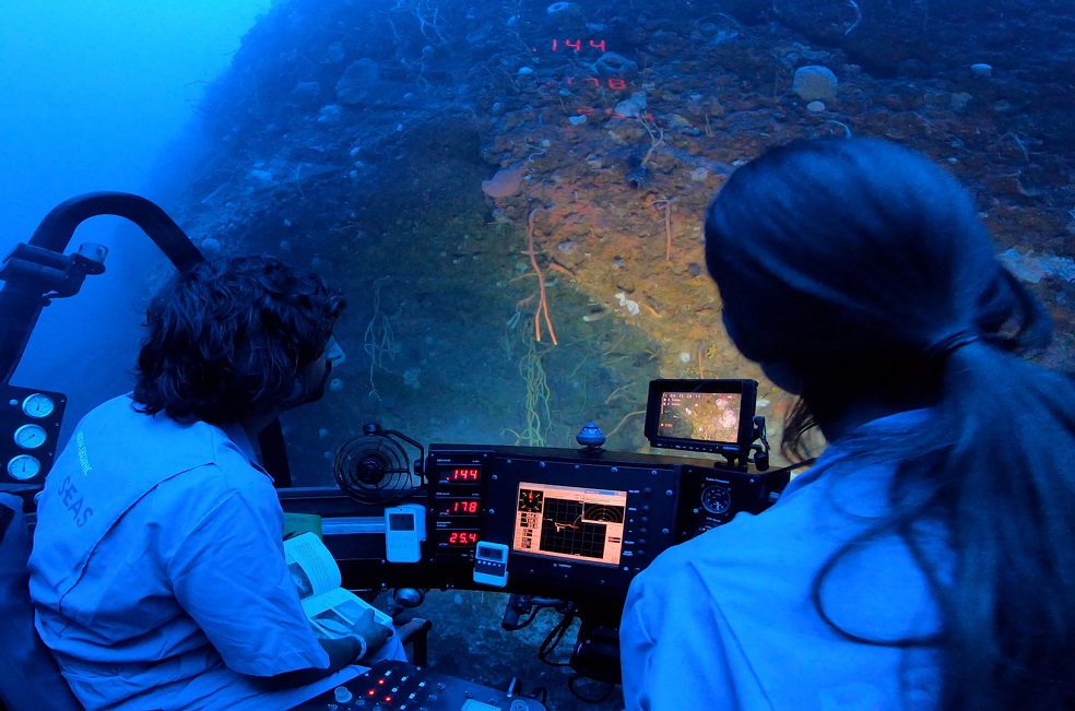 Expedicionarios a bordo de un submarino tripulado que puede llegar hasta 450 metros de profundidad bajo el mar. / Foto: Jon Betz - National Geographic