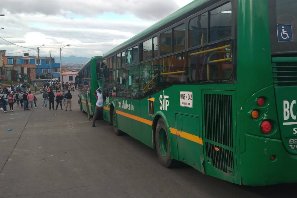 Cuatro buses del SITP continúan retenidos por manifestantes en Ciudad Bolívar