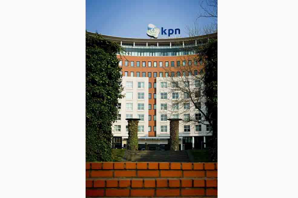 Slim da pelea por control de KPN
