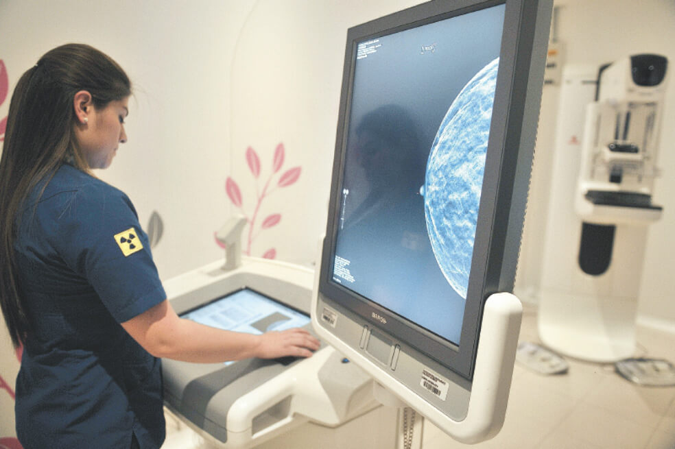 Estudiante diseña dispositivo que detectaría cáncer de mama sin radiación