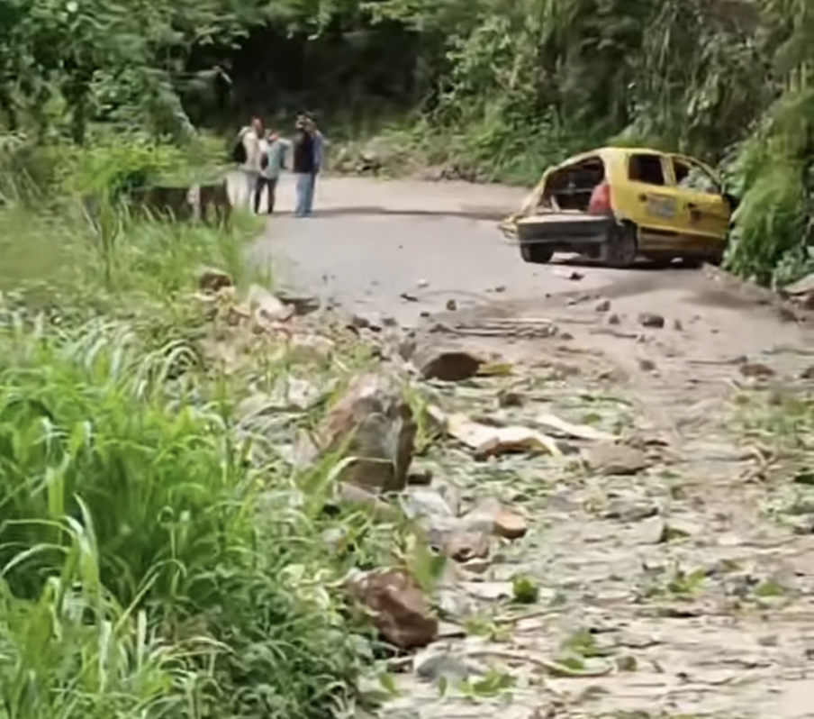 Taxista murió aplastado por roca gigante que cayó sobre su carro en Salgar