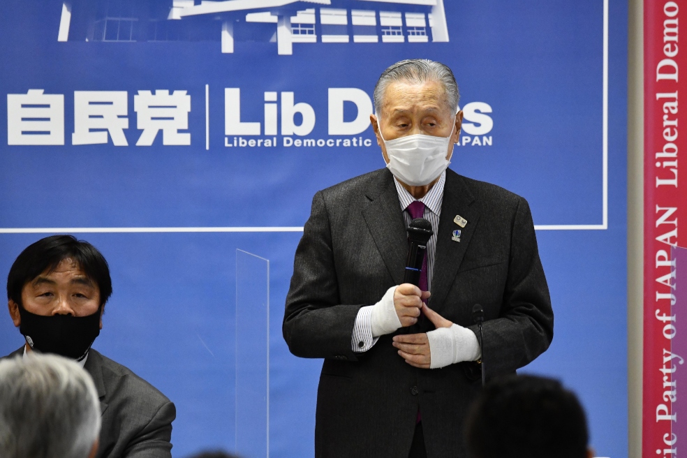 “Las mujeres tienen problemas para ser concisas”, dice político en Japón