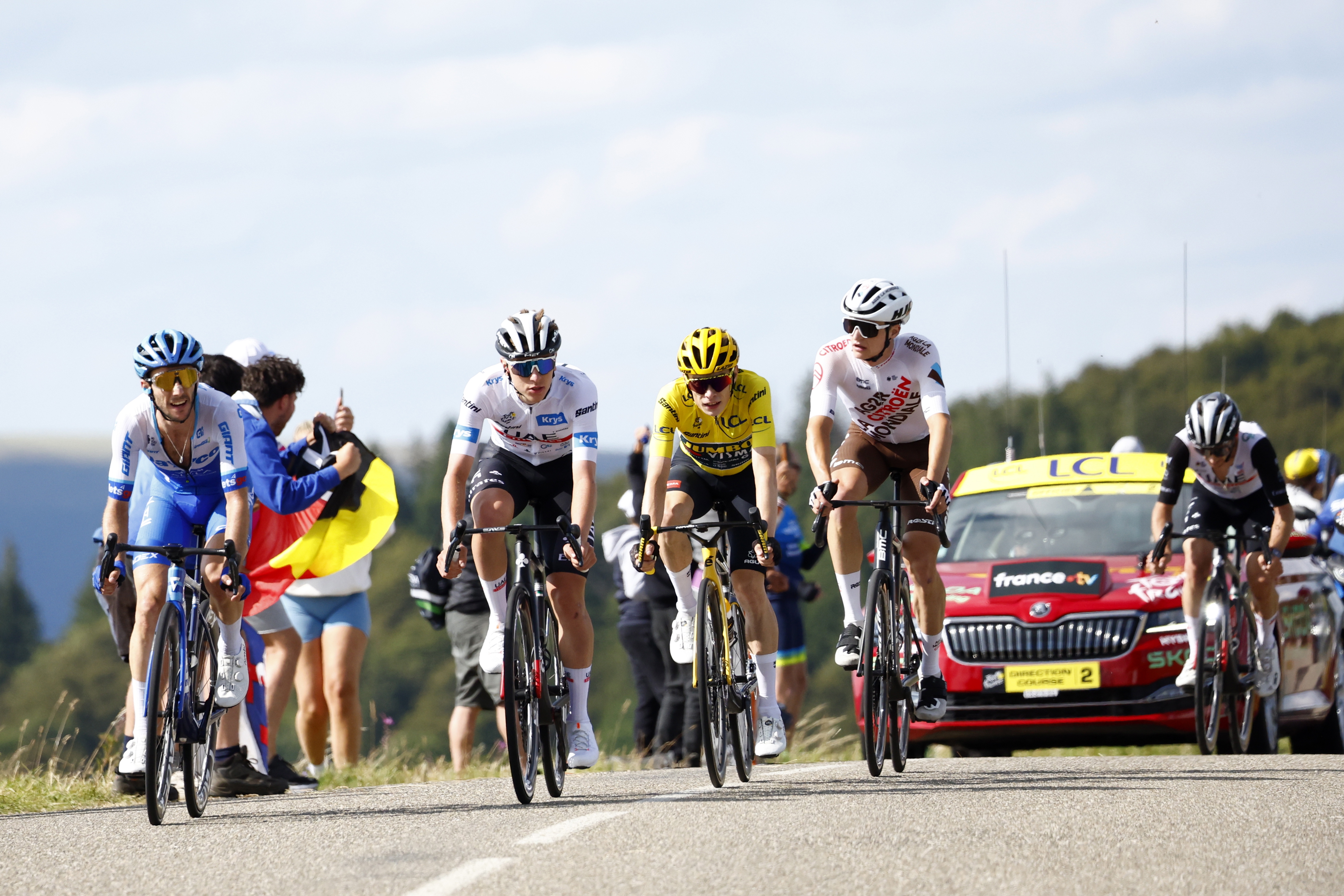 Le Markstein Fellering (France), 22/07/2023.- (L-R) British rider Simon Yates of Team Jayco AlUla, White Jersey best young rider Slovenian rider Tadej Pogacar of team UAE Team Emirates, Yellow Jersey overall leader Danish rider Jonas Vingegaard of team Jumbo-Visma, Austrian rider Felix Gall of AG2R Citroen Team and British rider Adam Yates of team UAE Team Emirates in action during the 20th stage of the Tour de France 2023, a 134kms from Belfort to Le Markstein Fellering, France, 22 July 2023. (Ciclismo, Francia, Eslovenia) EFE/EPA/ETIENNE GARNIER