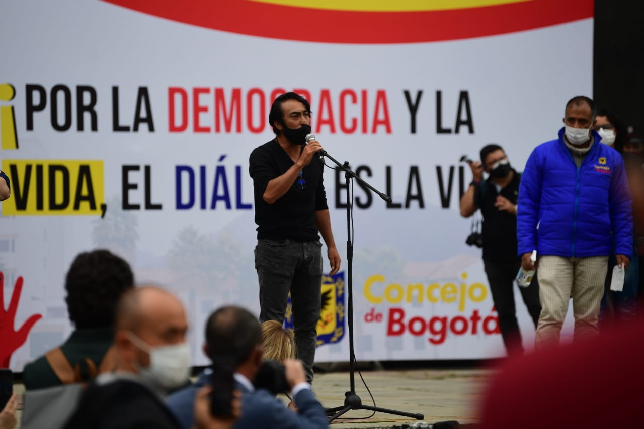 Uno de los ciudadanos hablando en el micrófono