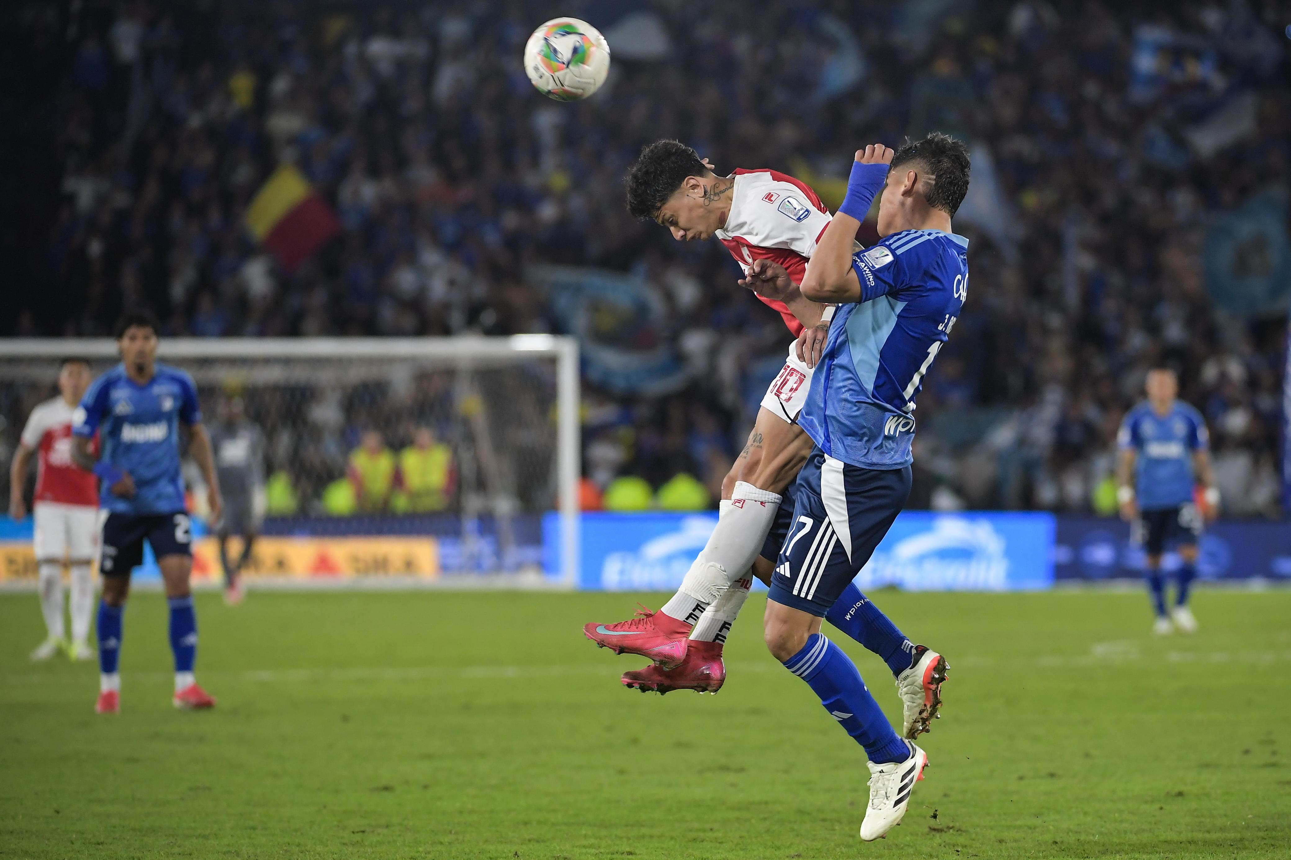 Sin embargo, al minuto 38, Nicolás Arévalo recibió una falta de Emanuel Olivera en el área y el juez sancionó penalti a favor de Millonarios. Leonardo Castro, imparable, cobró con potencia al costado izquierdo de Marmolejo, quien adivinó la dirección, pero no logró evitar el gol. Con este tanto, el delantero llegó a 48 anotaciones con el equipo albiazul y acercó a su equipo en el marcador.