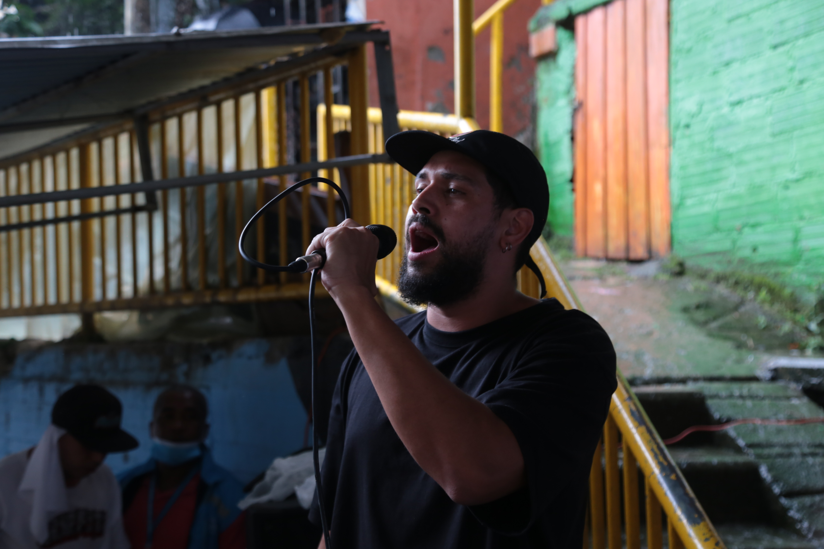 “No sabíamos cómo salir a la calle a estudiar, a trabajar, a buscar alimento. Había tanquetas y helicópteros disparando indiscriminadamente por todas partes. A muchos de mis vecinos y a mí nos tocó cobijarnos con colchones, porque las balas entraban por todas partes, por los techos de zinc y muchos no alcanzaron a esconderse rápidamente”, relató una de las sobrevivientes. / Gabby Gil
