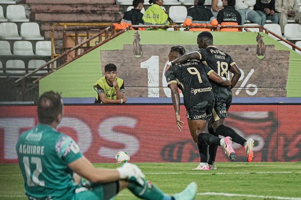 Marino Hinestroza (der) y Alfredo Morelos celebran el segundo gol verdolaga.