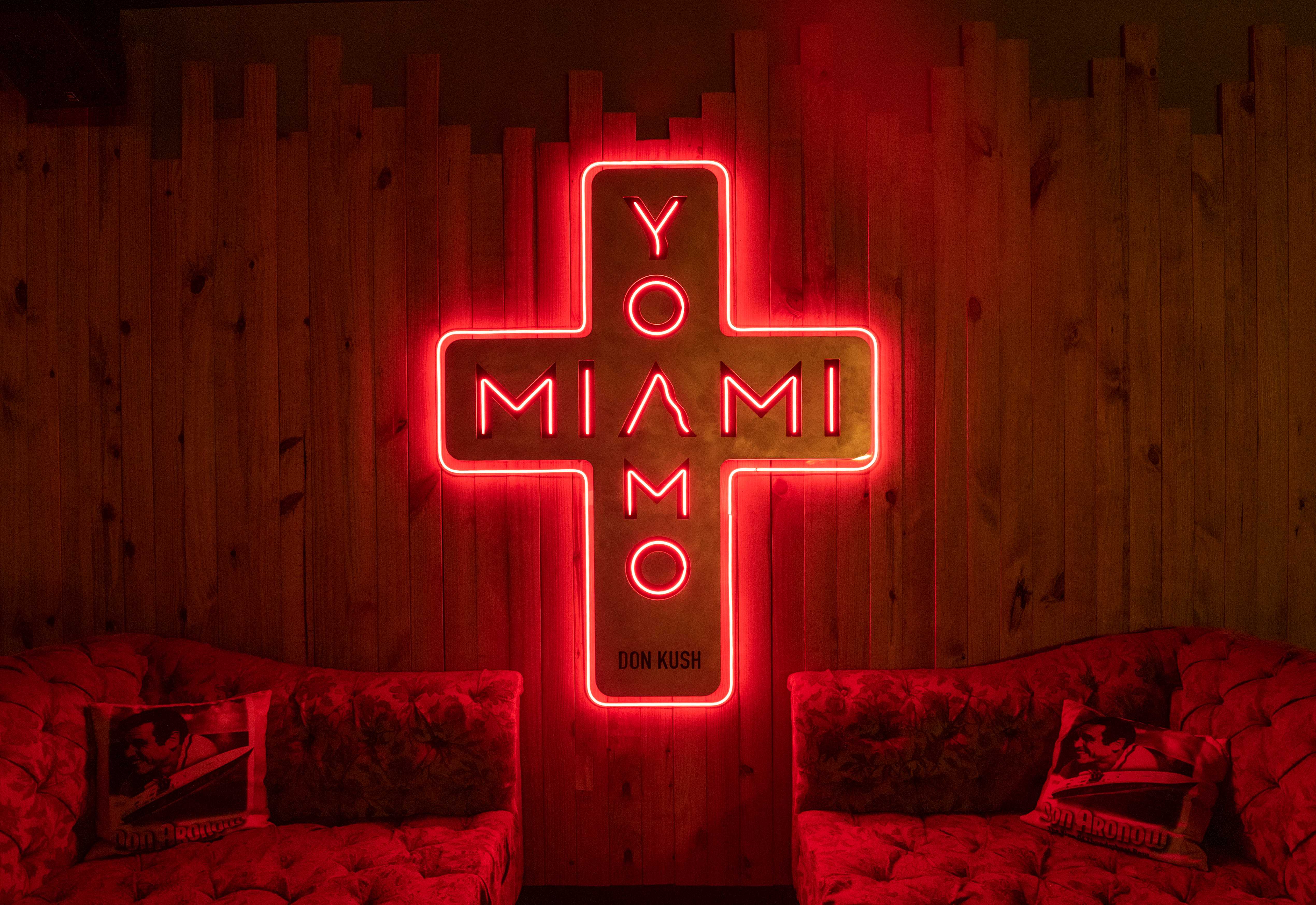 "Yo amo a Miami" es la escultura que aparece en el video de "Mejor que yo" de Aanuel AA.