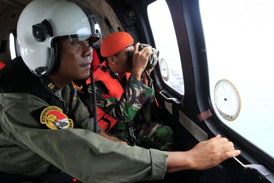 Rescatistas del avión AirAsia, cada vez más cerca del lugar donde cayó la aeronave