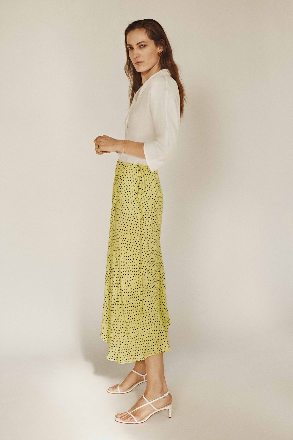 La tendencia ochentera de los colores neón regresa está temporada y hace su aparición en tejidos con estampados sutiles en vestidos y faldas.