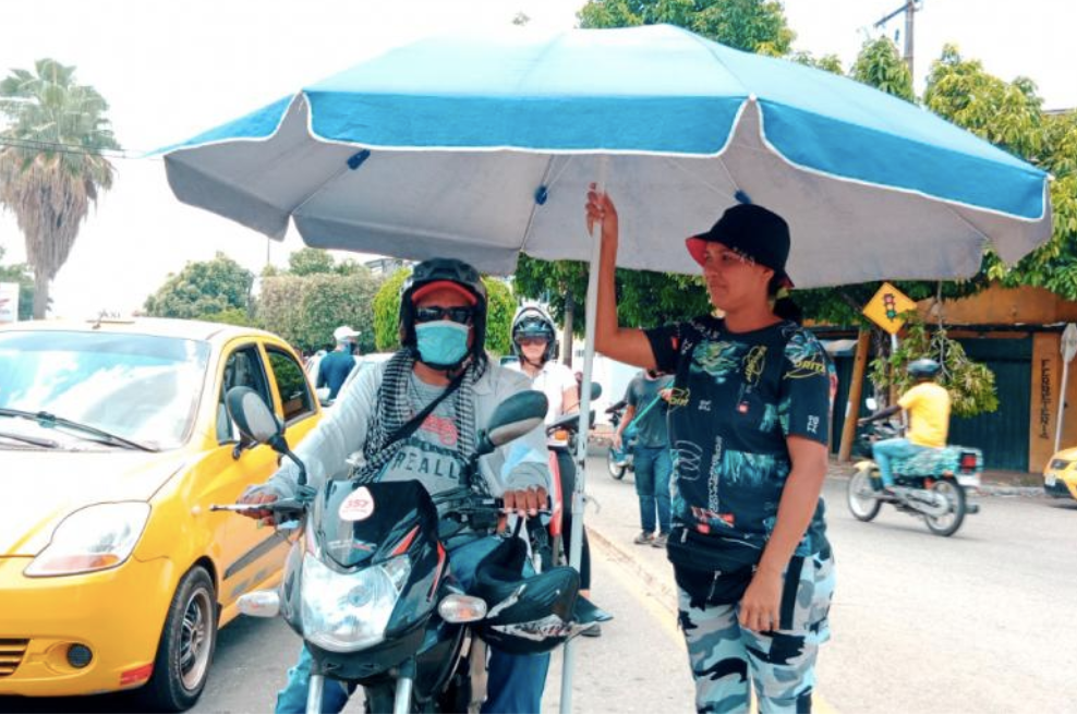 Por altas temperaturas en Barrancabermeja venden “minutos de sombra” en semáforos