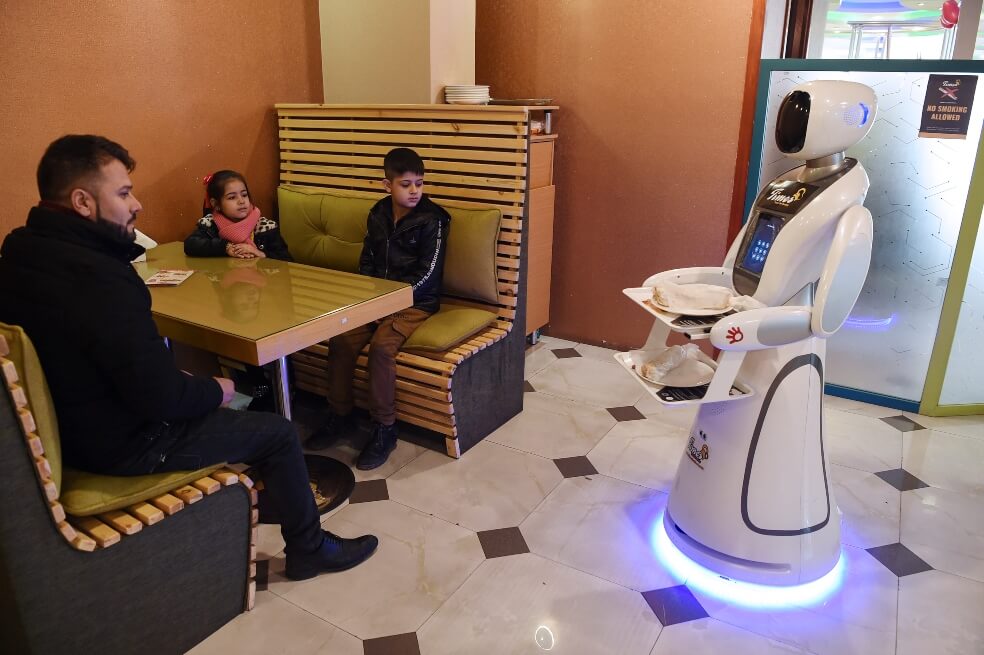 En medio de la violencia un robot camarero atiende en un restaurante en Afganistán