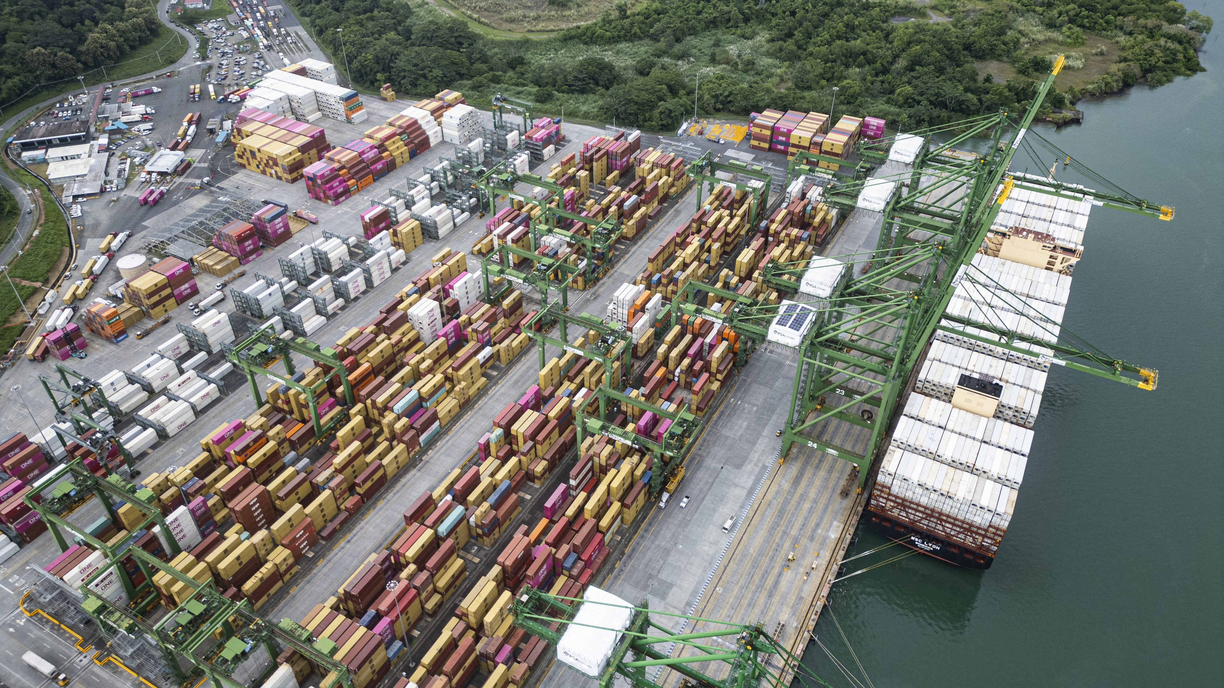 China entra en la puja por nuevos puertos del Canal de Panamá pese a presiones de Trump