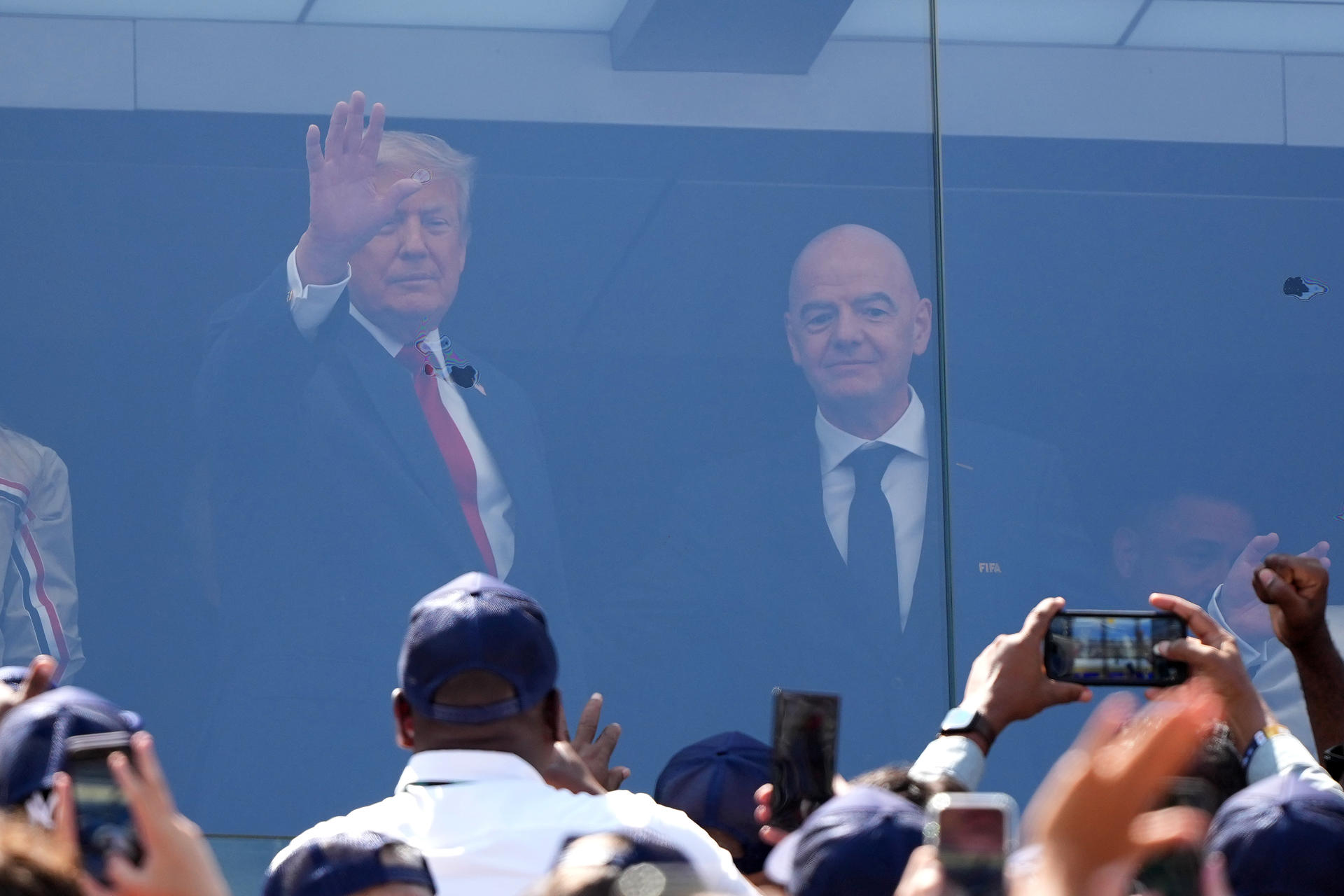 AMDEP9052. NUEVA JERSEY (ESTADOS UNIDOS), 19/07/2026.- El presidente de Estados Unidos, Donald Trump (i) reacciona junto al presidente de la FIFA, Gianni Infantino este domingo, previo al partido de la final del Mundial de la FIFA 2026 entre España y Argentina en el estadio MetLife en Nueva Jersey (Estados Unidos). EFE/ Octavio Guzman
