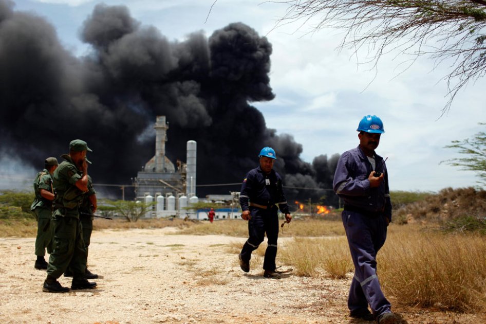 Extinguido el fuego en la refinería venezolana de Amuay