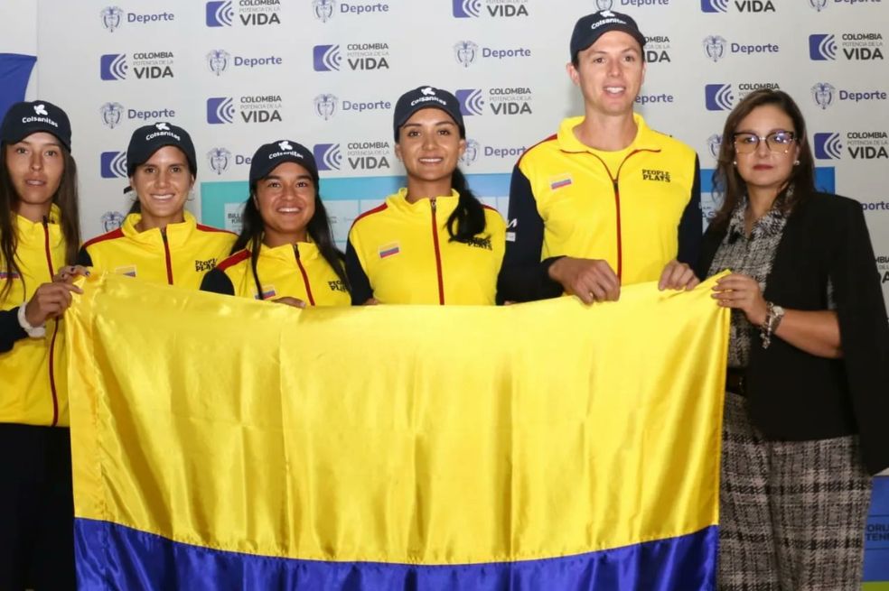 El equipo de Colombia junto a la ministra del Deporte, Luz Cristina López. De izquierda a derecha: Yuliana Monroy, María Paulina Pérez, María Camila Torres, Yuliana Lizarazo y el capitán Alejandro González.