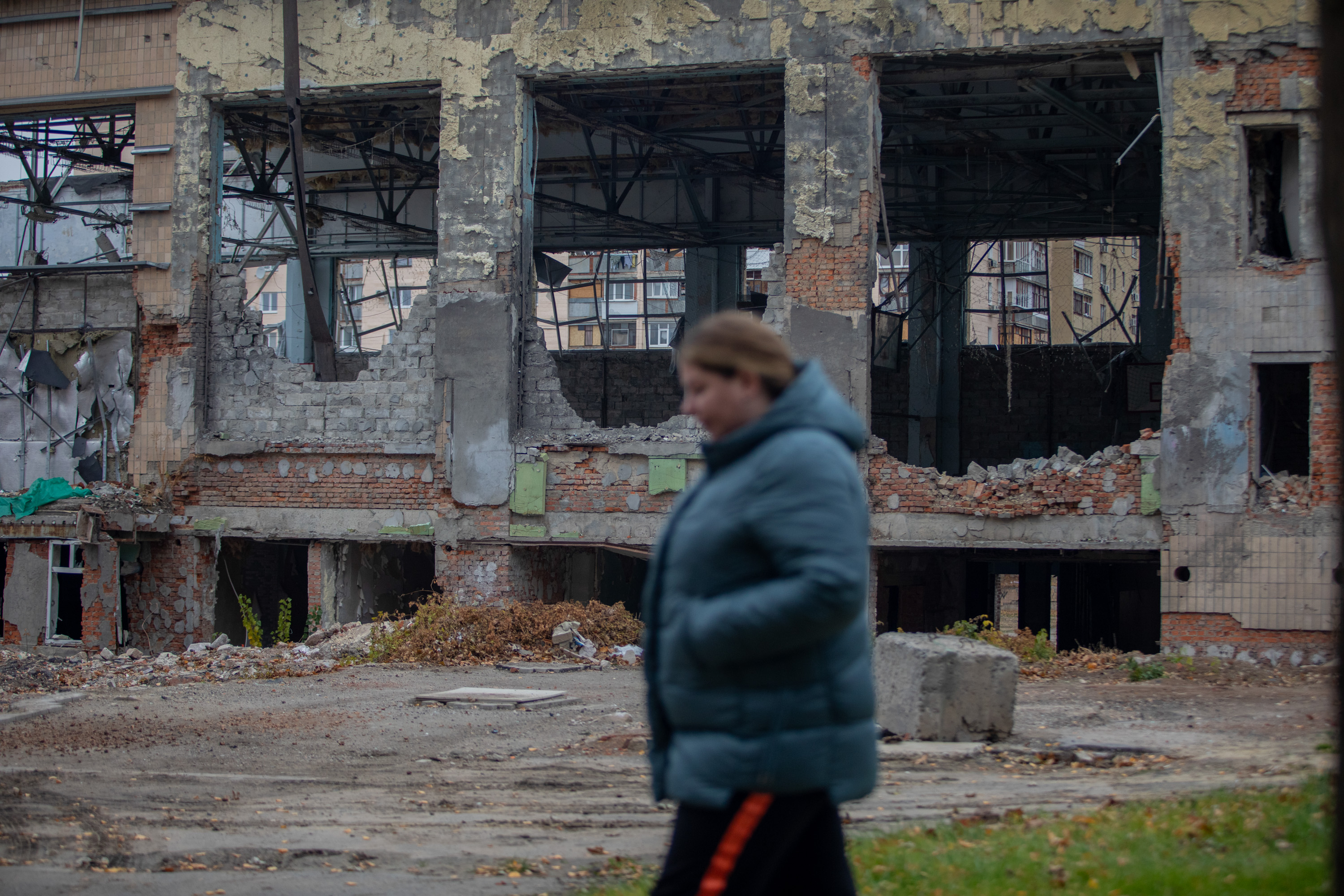 Daños causados por bombardeos rusos el 5 de mayo de 2024 a un club deportivo en Járkov, Ucrania.