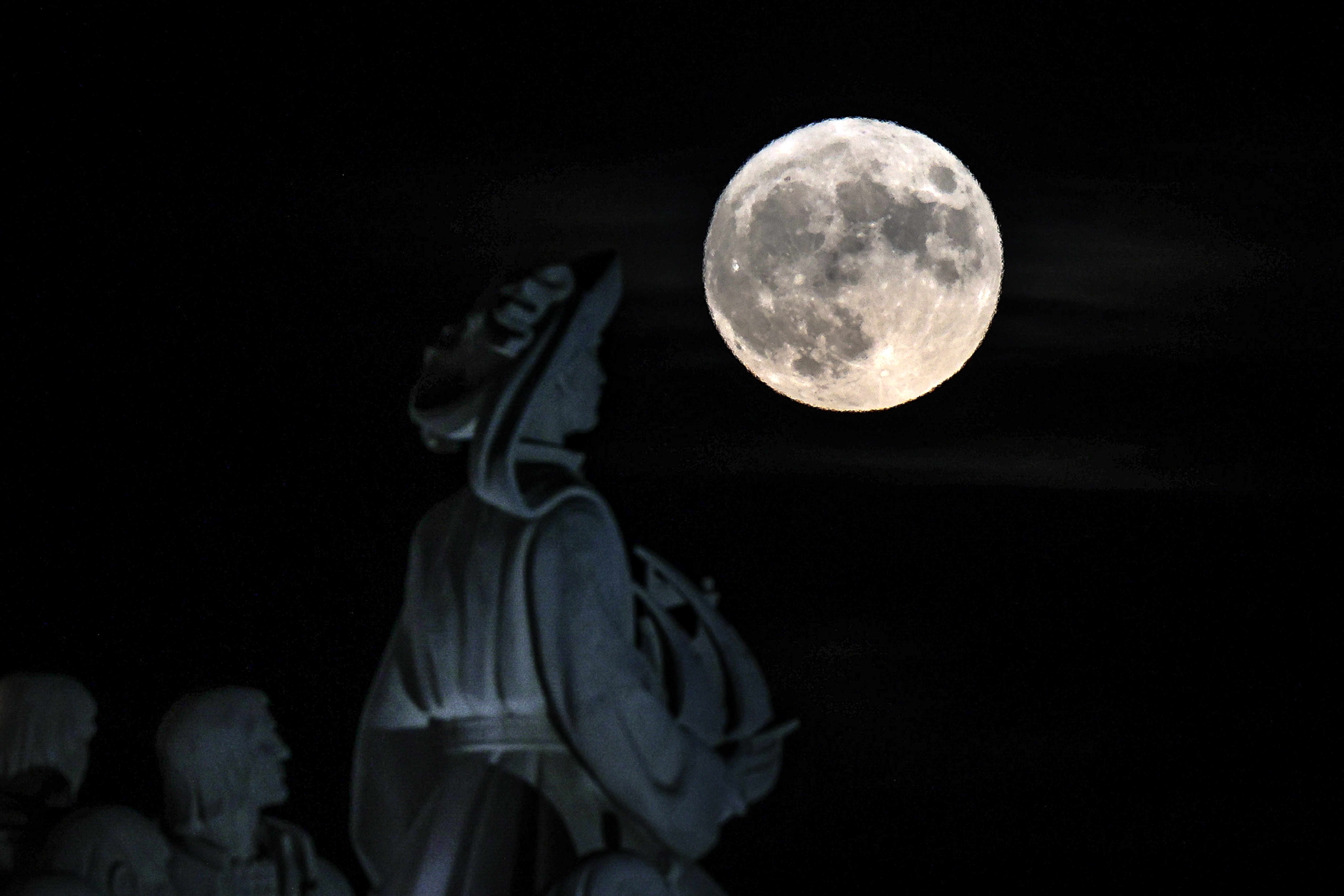 Lisbon (Portugal), 30/08/2023.- A Super Moon rises behind the Portuguese monument 'Padrao do Descobrimentos' (lit. Monument of the Discoveries) in Lisbon, Portugal, 30 August 2023. (Lisboa) EFE/EPA/MIGUEL A. LOPES