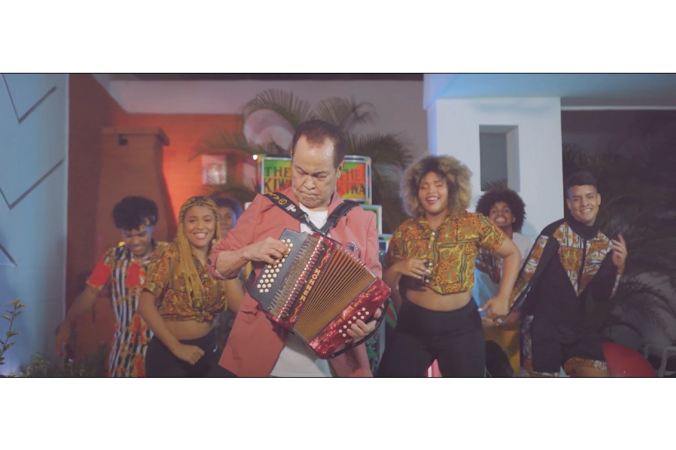 Alfredo Gutiérrez ofrece en su álbum un compilado de 14 canciones, algunas inéditas y otras ya conocidas en su voz, pero con arreglos que involucran elementos de la música caribeña y africana.