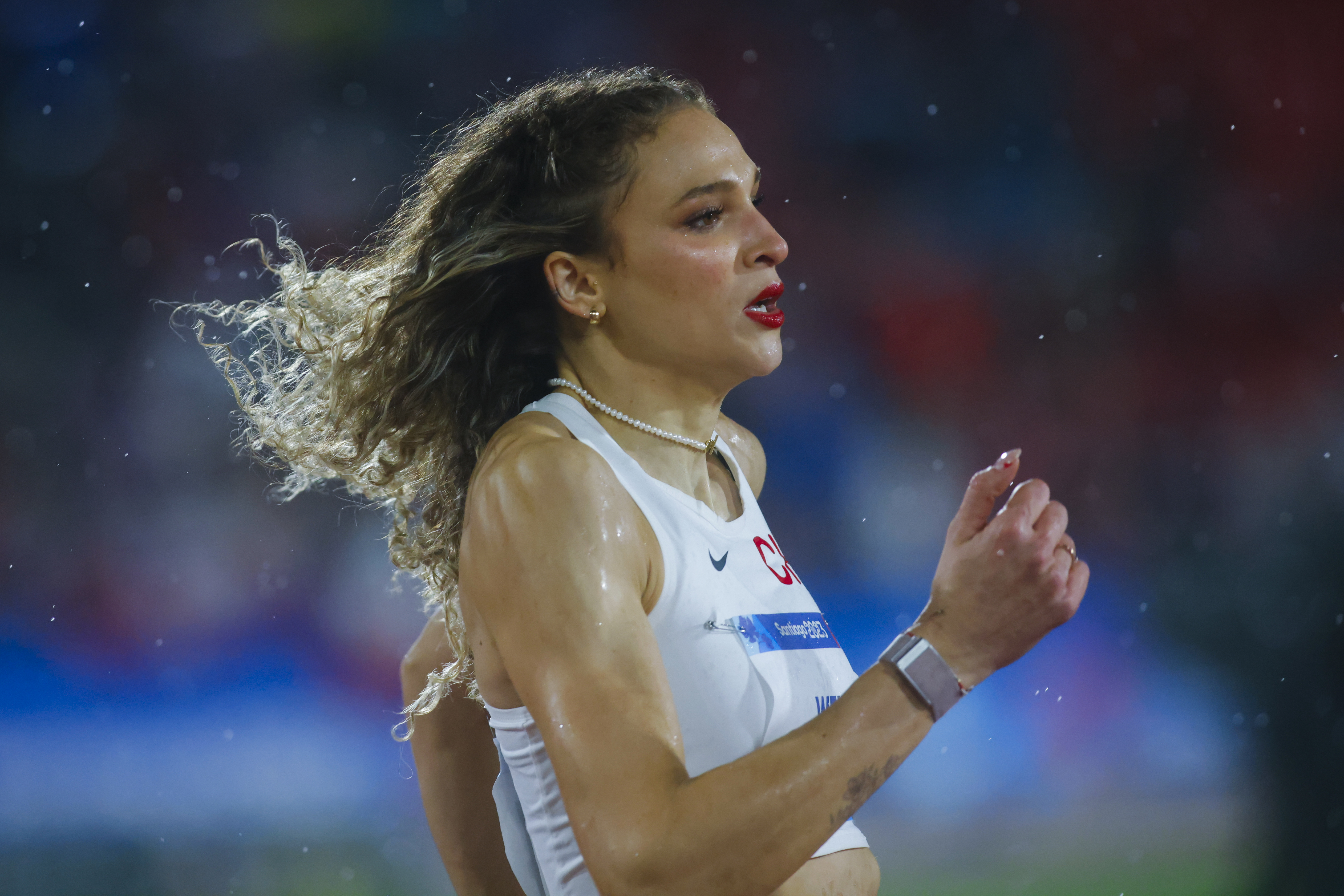 AMDEP2321. SANTIAGO (CHILE), 01/11/2023.- Martina Weil de Chile compite para ganar 400m femenino hoy, durante los Juegos Panamericanos 2023 en el estadio Nacional en Santiago (Chile). EFE/ Esteban Garay