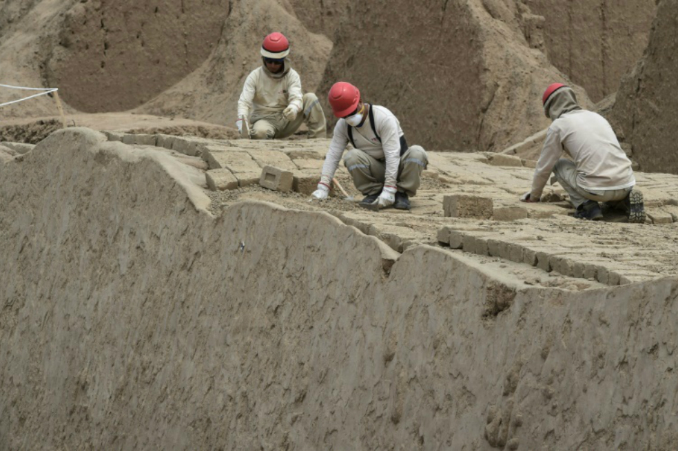 Descubren en Perú un centro ceremonial de más de mil años con entierros humanos