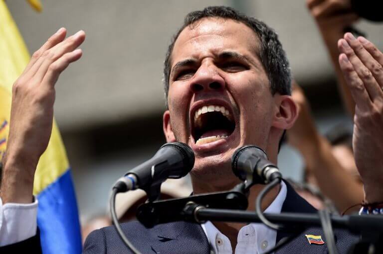 Juan Guaidó denuncia que dos miembros de su equipo fueron detenidos