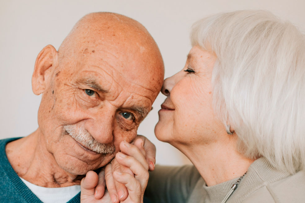 Es hora de cuidar a los abuelitos: señales de posible sordera en adultos mayores