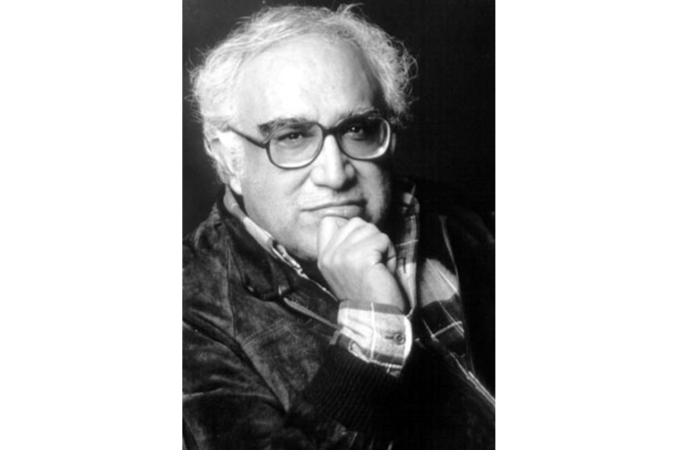 La autobiografía de Monsiváis propone de entrada un humor irónico que caracterizará su estilo, un humor que cuestiona los discursos oficiales del poder, disuelto en un estilo cargado de dobles sentidos, ironías de doble vía, capaz de reírse de los clichés propios y los de los demás.