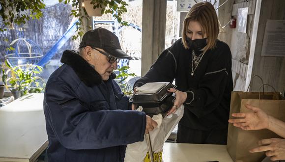 Restaurantes de lujo en Kiev cambian el caviar por la comida gratuita
