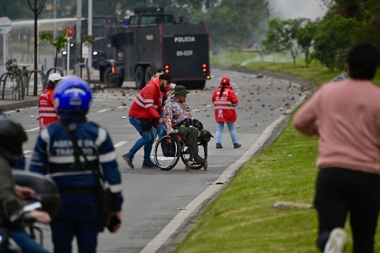 Gobierno y manifestantes sellan acuerdo tras desmanes y enfrentamientos en Bogotá