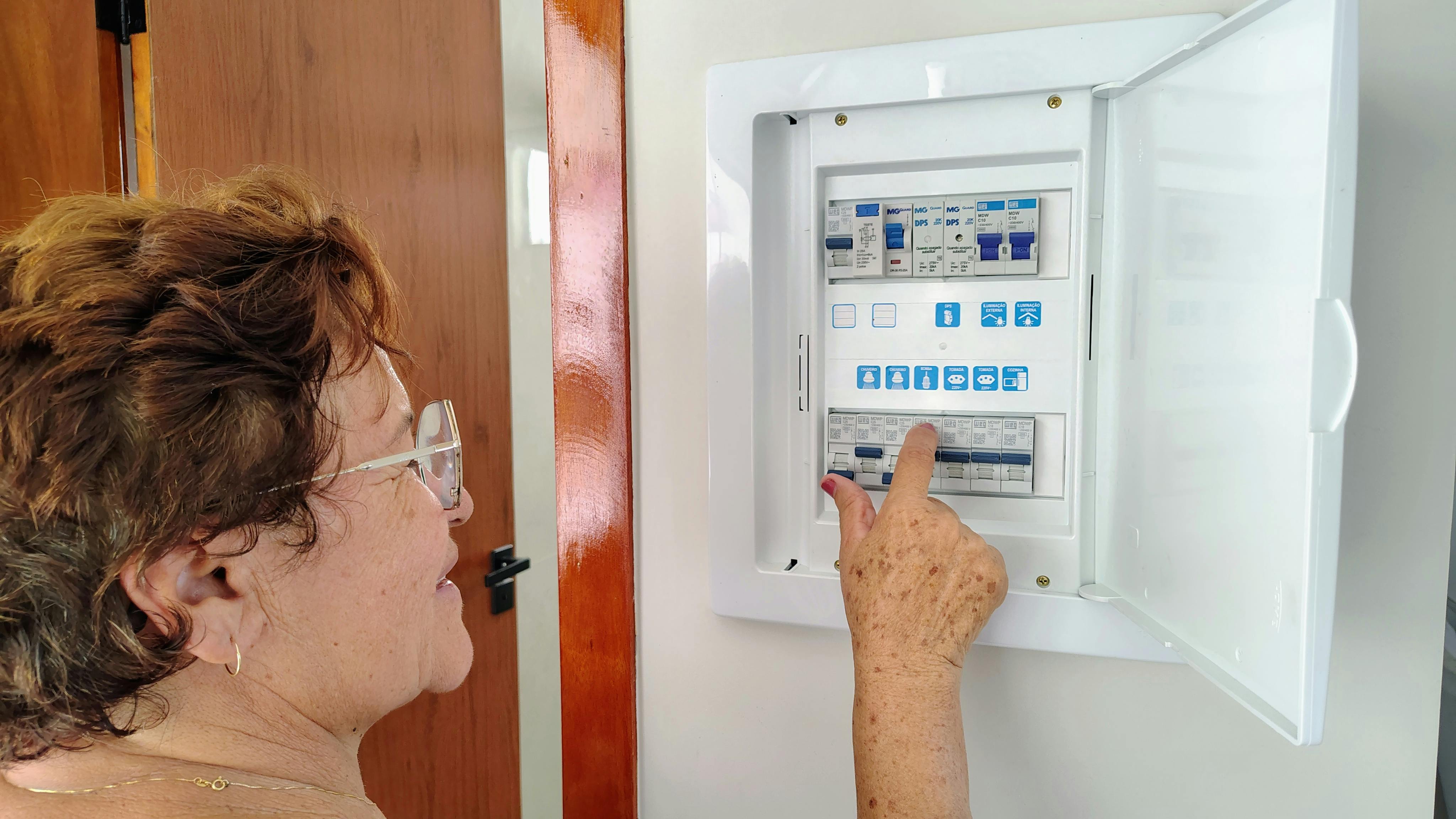 ¿Es malo bajar los tacos de la luz para ahorrar energía?