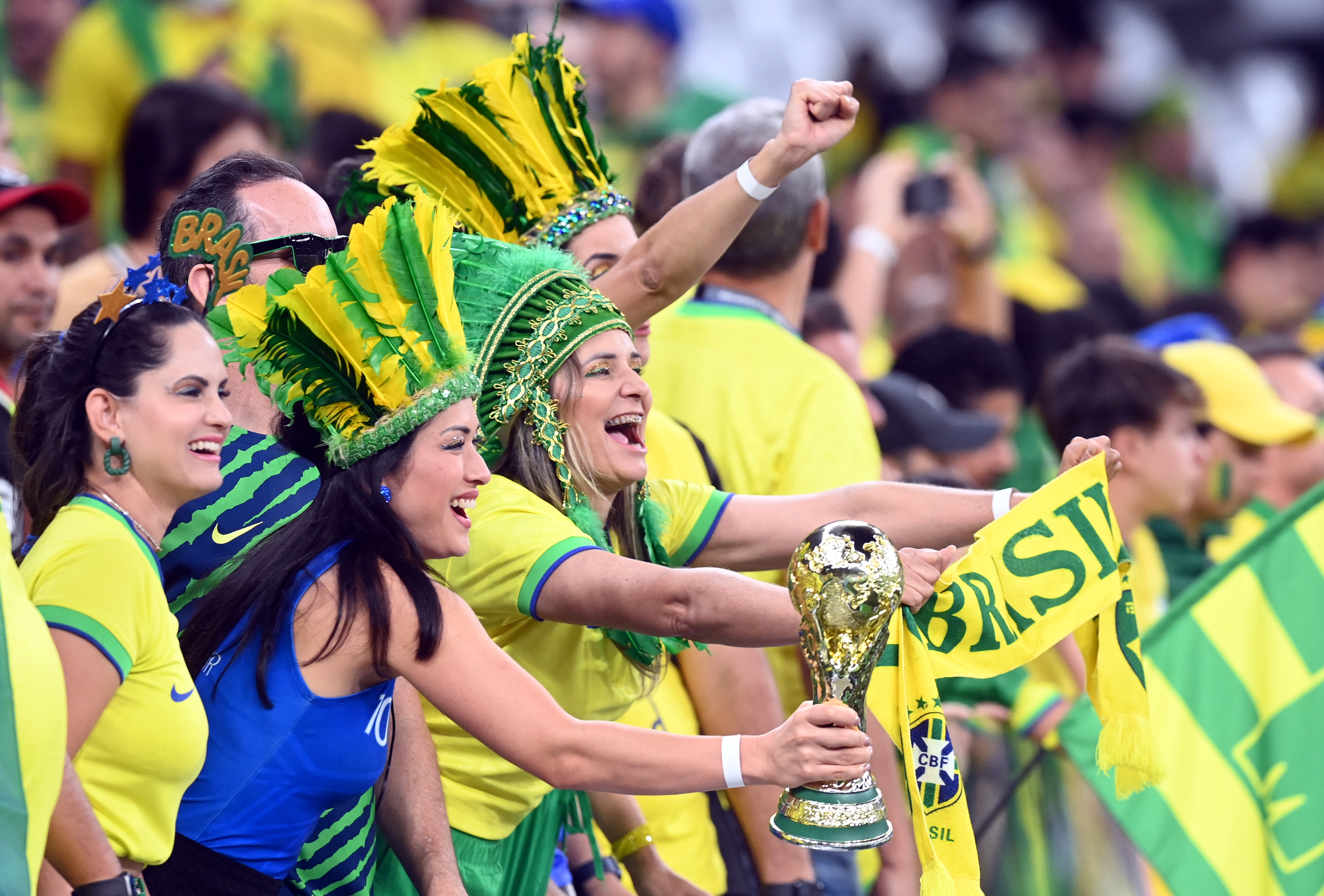 Doha (Qatar), 09/12/2022.- Fans of Brazil prior to the FIFA World Cup 2022 quarter final soccer match between Croatia and Brazil at Education City Stadium in Doha, Qatar, 09 December 2022. (Mundial de Fútbol, Brasil, Croacia, Catar) EFE/EPA/Neil Hall