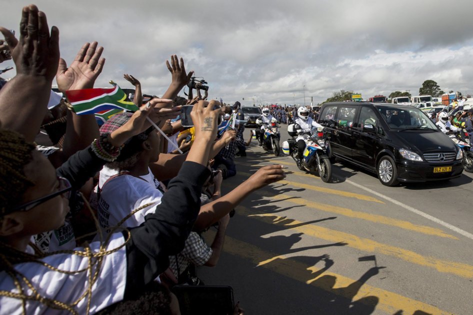 Cientos de personas despiden a Nelson Mandela./ EFE