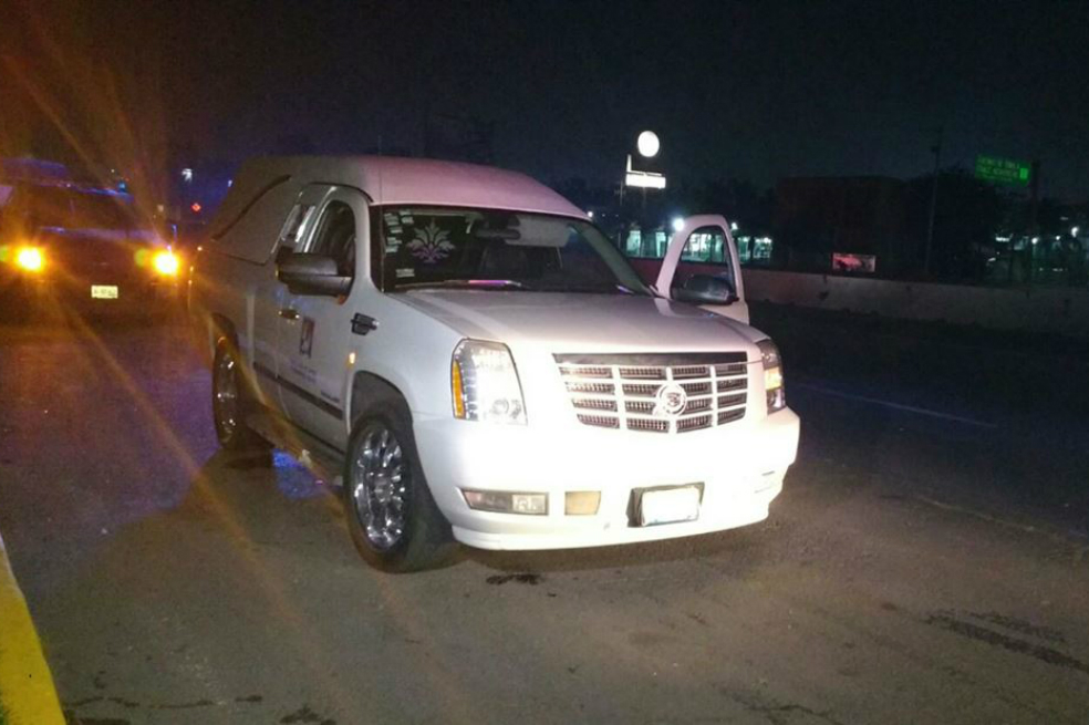 Hombre roba carroza fúnebre sin darse cuenta de que había un cadáver adentro