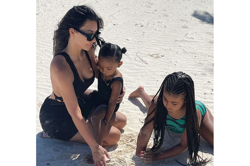 Kim Kardashian le obsequia a su hijas artículos de colección, chupos de oro y bolsos de diseñador.